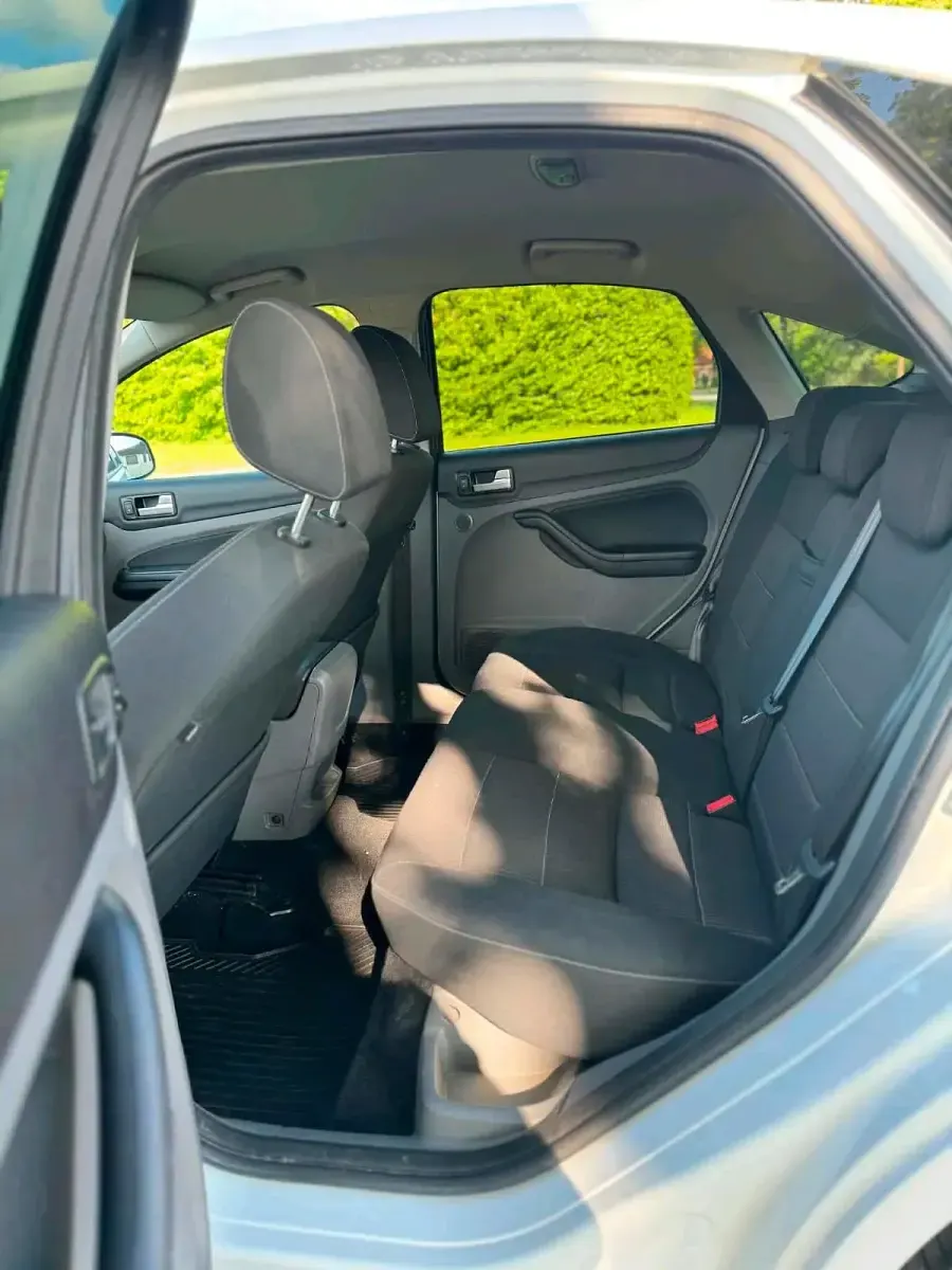 Używany Ford Focus ST 125 KM (91 kW) 2010 Biały Sedan/Limuzyna