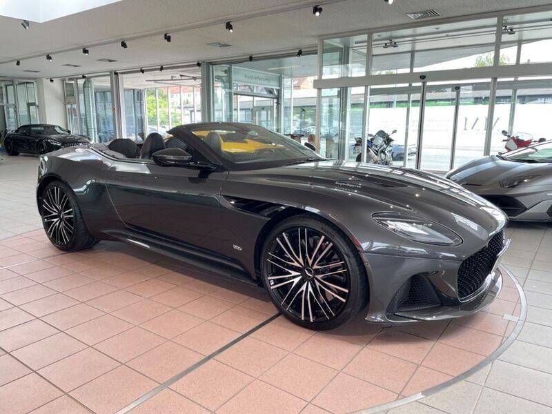 Gebraucht Aston Martin DBS 725 PS (533 kW) 2021 Quantum silver Cabrio