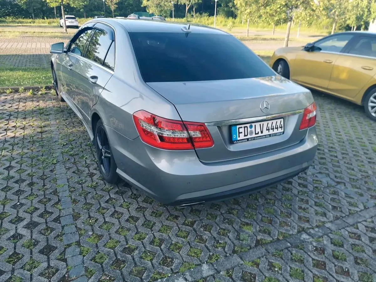 Gebraucht Mercedes E220 Avantgarde 170 PS (125 kW) 2013 Grau Limousine
