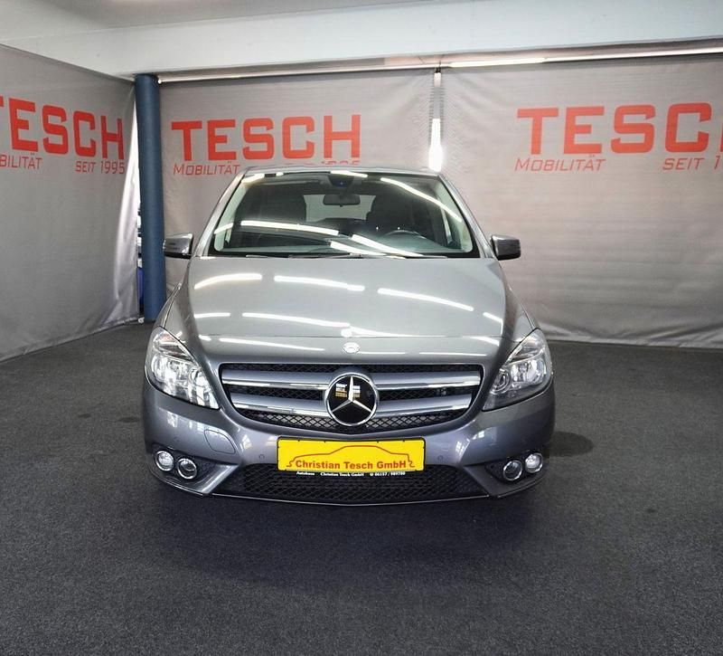 Gebraucht Mercedes B180 122 PS (89 kW) 2013 Grau Van / Kleinbus