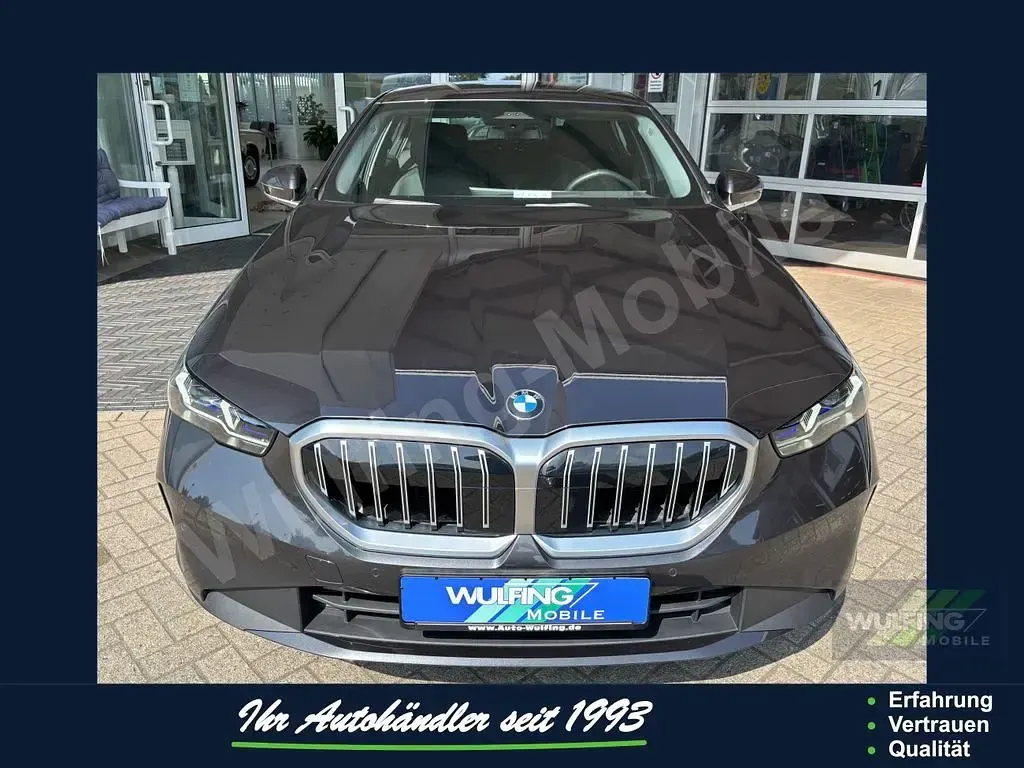 Gebraucht BMW 520 Sport Line 197 PS (144 kW) 2024 Grau Limousine