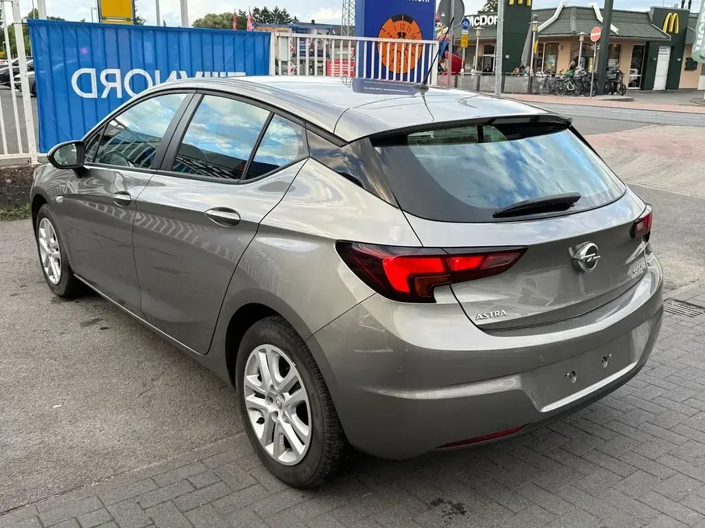 Gebraucht Opel Astra Edition 105 PS (77 kW) 2017 Beige Limousine