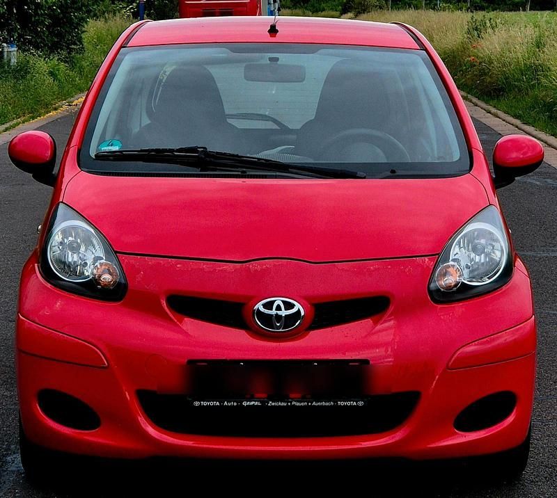 Rot Gebraucht 2010 Toyota Aygo Kleinwagen | 2.499 € (Guter Preis) - Bild 1/4