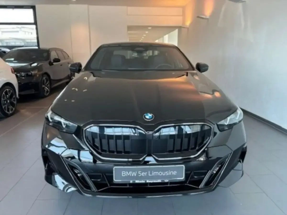 Neu BMW 520 M Sport 197 PS (144 kW) 2026 Saphirschwarz metallic Limousine