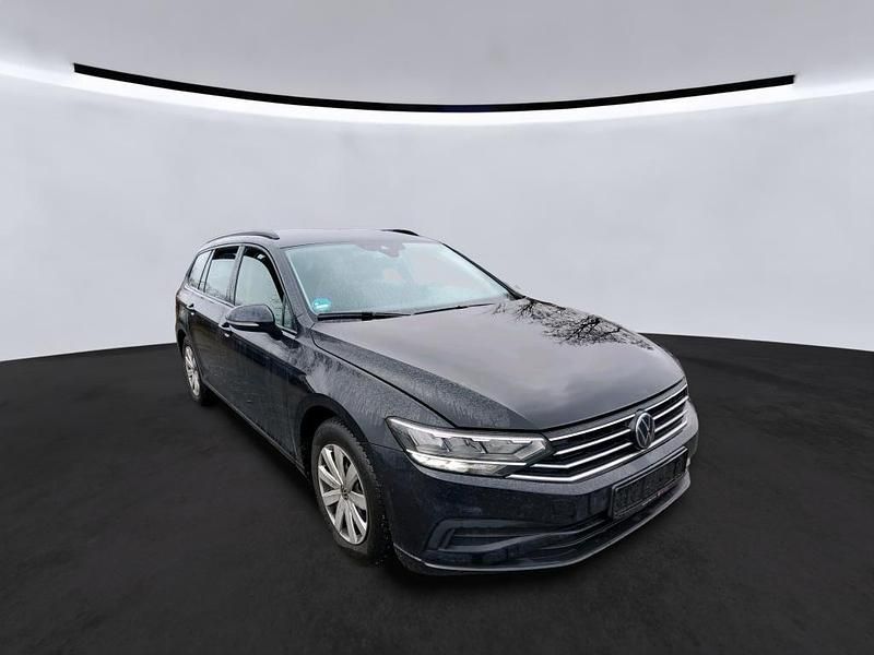 Gebraucht VW Passat Basis 150 PS (110 kW) 2022 Schwarz Kombi