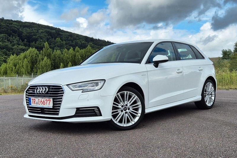 Weiß Gebraucht 2017 Audi A3 Sportback e-tron Design Limousine | 15.970 € (Fairer Preis) - Bild 1/4