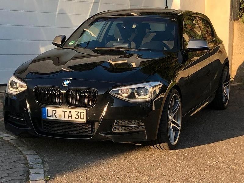 Schwarz Gebraucht 2013 BMW M135 Comfort Edition Kleinwagen | 19.700 € (Fairer Preis) - Bild 1/4