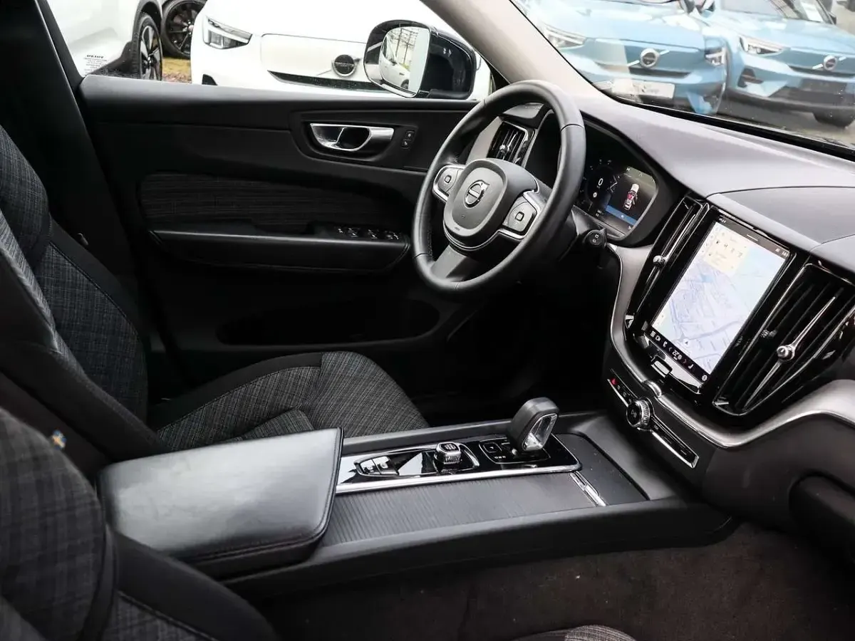 Gebraucht Volvo XC60 Core 197 PS (144 kW) 2023 Schwarz SUV