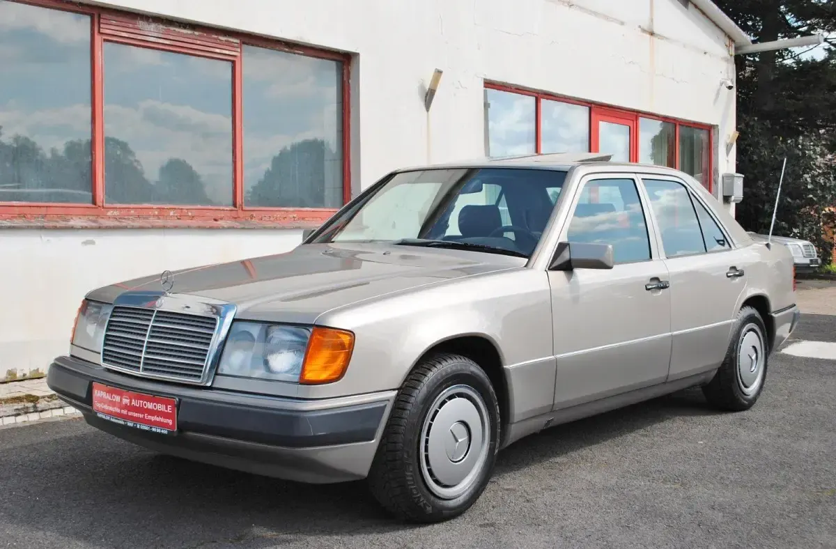 Gebraucht Mercedes E200 118 PS (86 kW) 1989 Silber Limousine