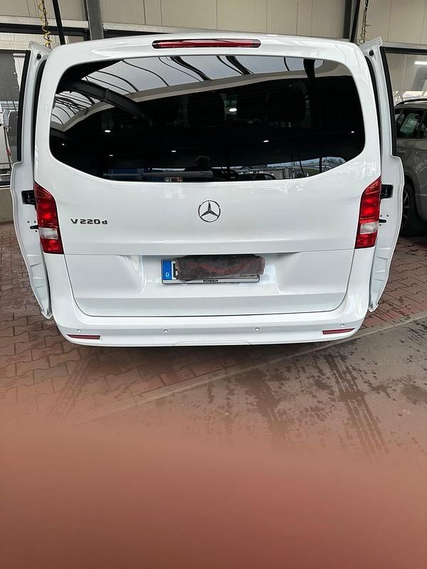 Weiß Gebraucht 2022 Mercedes V220 Van / Kleinbus | 42.500 € (Superpreis) - Bild 1/4