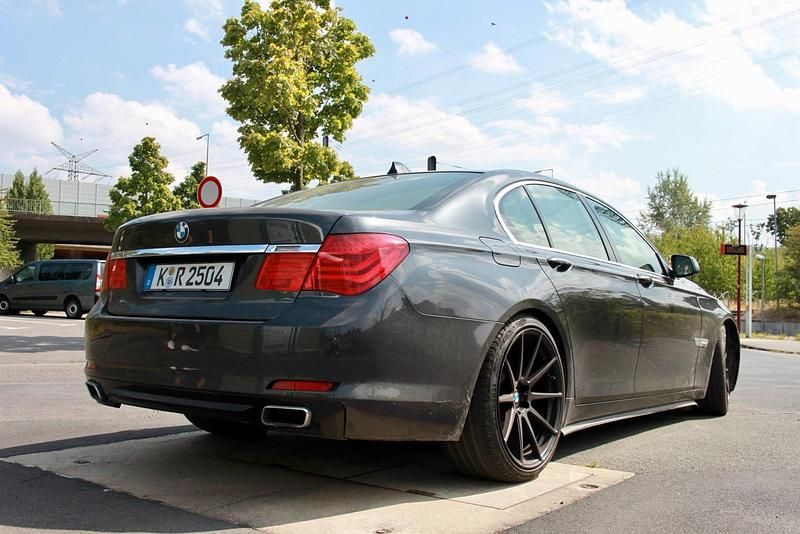 Grau Gebraucht 2010 BMW 740 Limousine | 11.500 € (Superpreis) - Bild 1/4