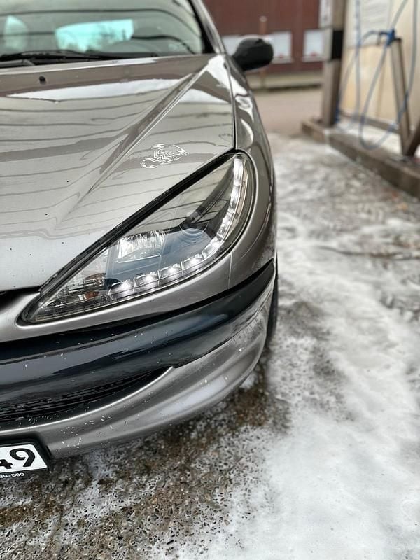 Grau Gebraucht 1999 Peugeot 206 Coupé | 700 € (Fairer Preis) - Bild 1/4