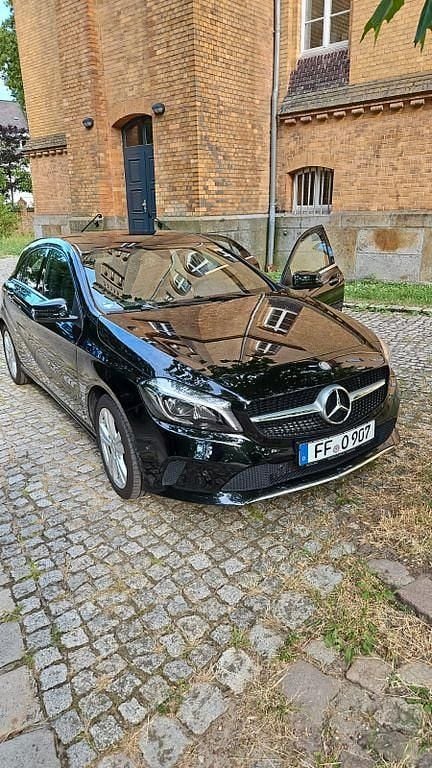 Schwarz Gebraucht 2016 Mercedes A180 Limousine | 9.300 € (Superpreis) - Bild 1/3