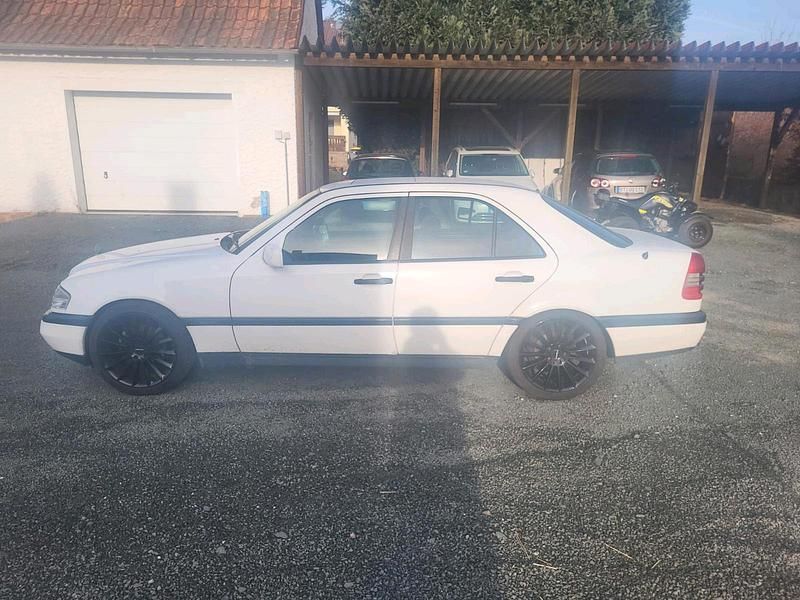 Gebraucht Mercedes C180 122 PS (89 kW) 1995 Weiß Limousine