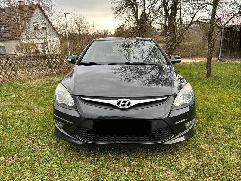 Gebraucht Hyundai i30 90 PS (66 kW) 2011 Schwarz Kleinwagen