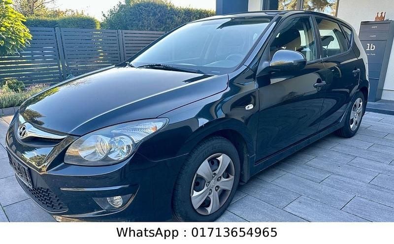 Schwarz Gebraucht 2012 Hyundai i30 Classic Limousine | 2.500 € (Superpreis) - Bild 1/4