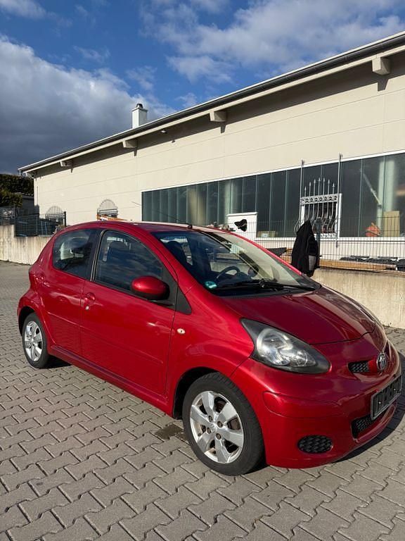Gebraucht Toyota Aygo 68 PS (50 kW) 2010 Rot Kleinwagen