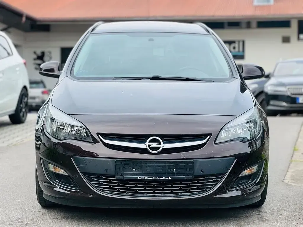 Gebraucht Opel Astra Edition 140 PS (102 kW) 2013 Braun Kombi