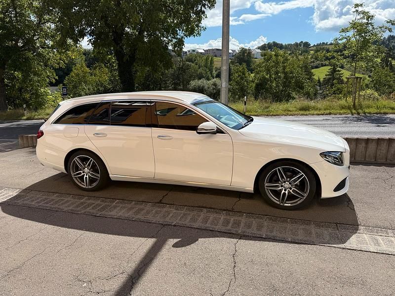 Weiß Gebraucht 2019 Mercedes E200 Kombi | 21.900 € (Fairer Preis) - Bild 1/4