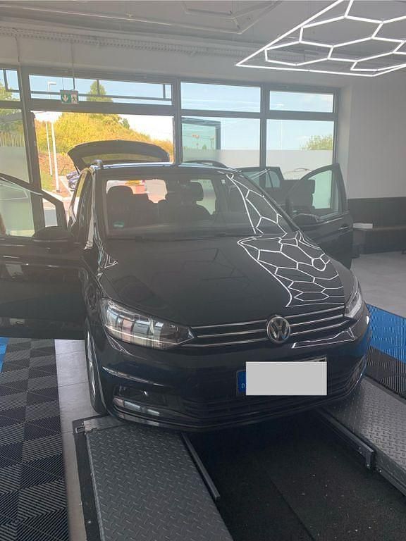 Schwarz Gebraucht 2018 VW Touran Comfortline Van / Kleinbus | 17.499 € (Fairer Preis) - Bild 1/4