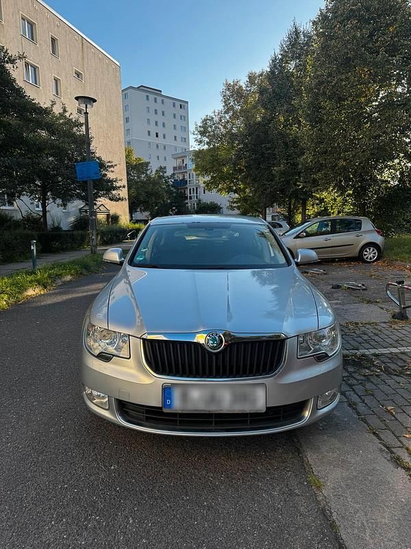 Grau Gebraucht 2012 Skoda Superb Limousine | 4.700 € (Fairer Preis) - Bild 1/4