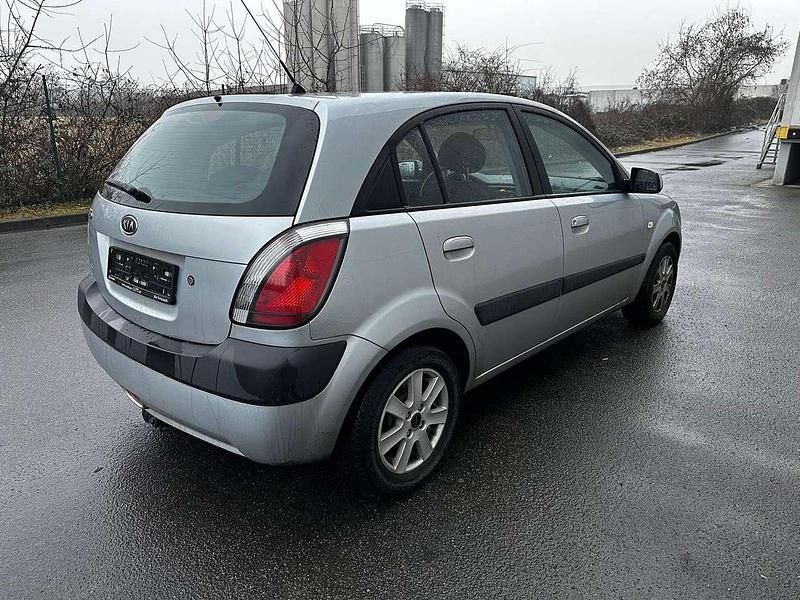 Gebraucht Kia Rio EX 97 PS (71 kW) 2006 Diamantsilber Limousine