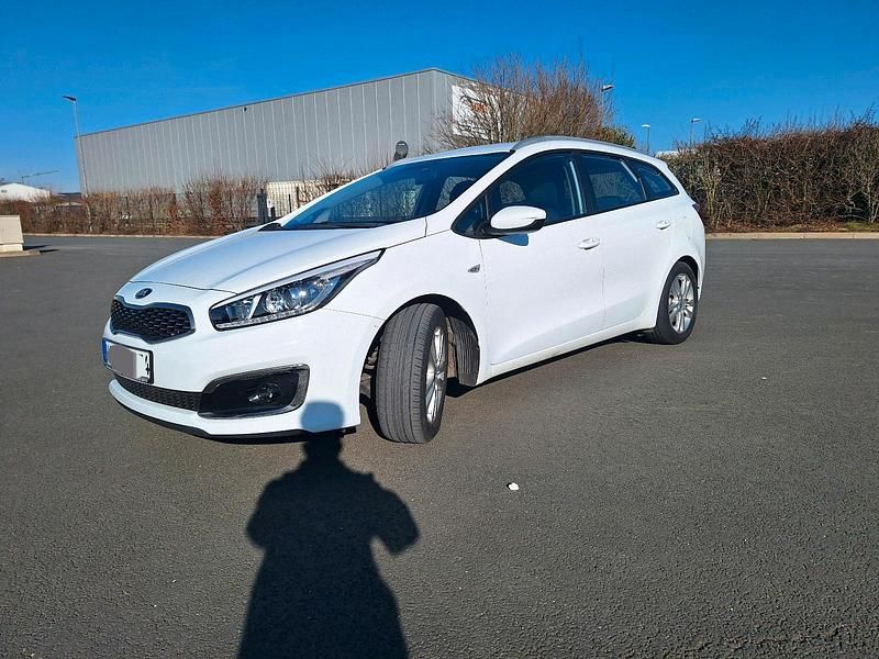 Weiß Gebraucht 2017 Kia Ceed Kleinwagen | 5.800 € (Guter Preis) - Bild 1/4