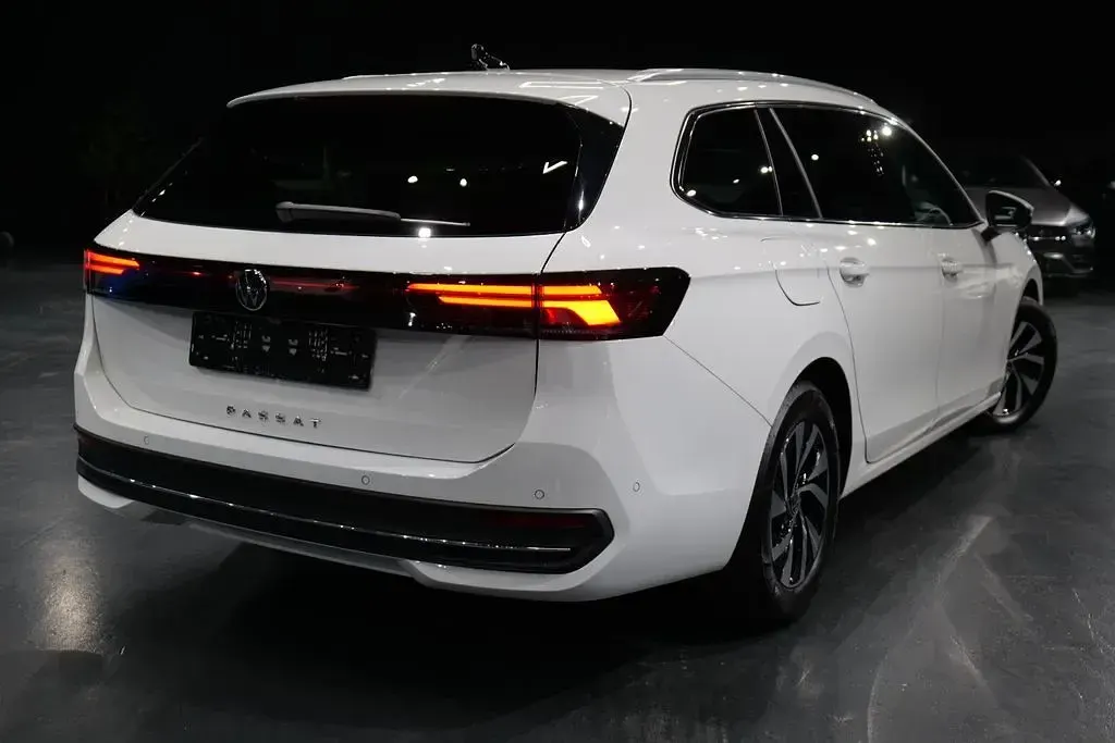 Gebraucht VW Passat Business 150 PS (110 kW) 2024 Pure white Kombi