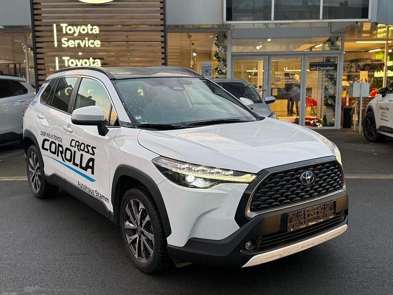 Weiß Gebraucht 2022 Toyota Corolla Cross Team SUV | 30.990 € (Guter Preis) - Bild 1/4