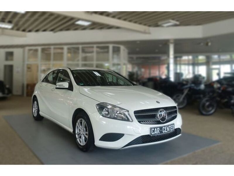 Calcitweiss Gebraucht 2014 Mercedes A180 Limousine | 9.200 € (Superpreis) - Bild 1/4