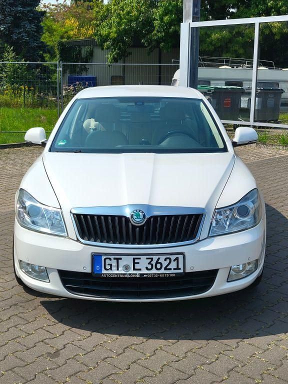 Weiß Gebraucht 2011 Skoda Octavia Limousine | 6.750 € (Fairer Preis) - Bild 1/4