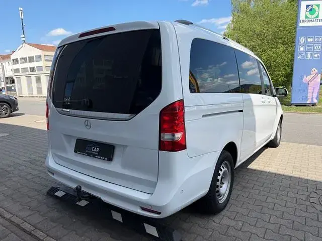 Gebraucht Mercedes V220 163 PS (119 kW) 2022 Weiß Van / Kleinbus