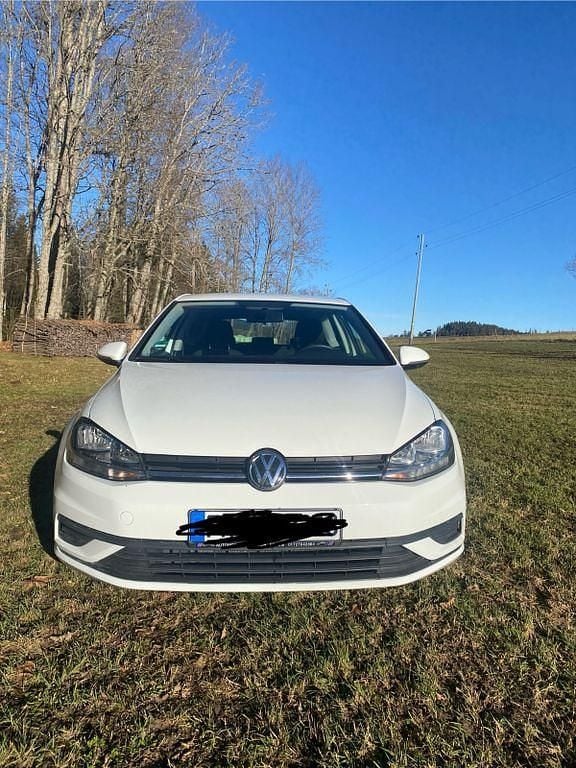 Weiß Gebraucht 2018 VW Golf VII Trendline Limousine | 6.400 € (Superpreis) - Bild 1/4