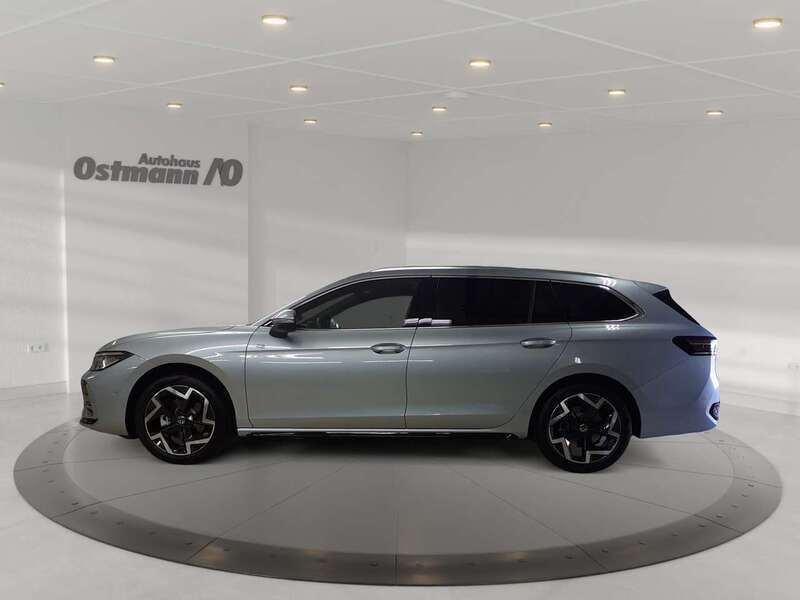Gebraucht VW Passat R-line 150 PS (110 kW) 2024 Oyster silver Kombi