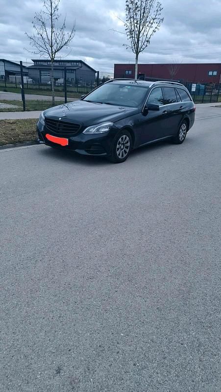 Schwarz Gebraucht 2015 Mercedes E220 Kombi | 9.999 € - Bild 1/4