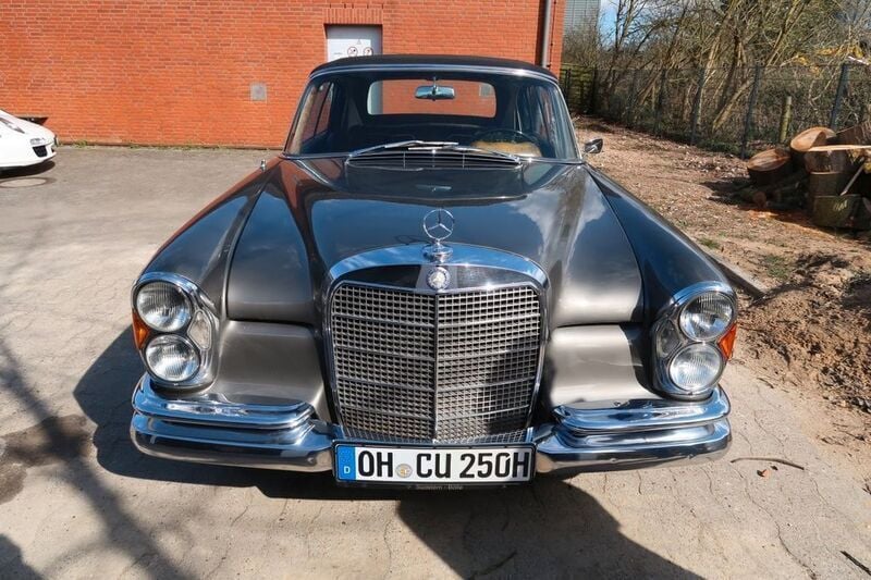 Grau Gebraucht 1966 Mercedes W111 SE Cabrio | 145.000 € - Bild 1/4
