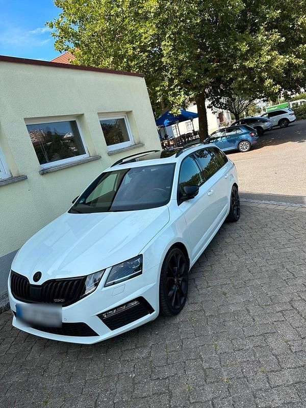 Weiß Gebraucht 2017 Skoda Octavia vRS Kombi | 25.499 € - Bild 1/4