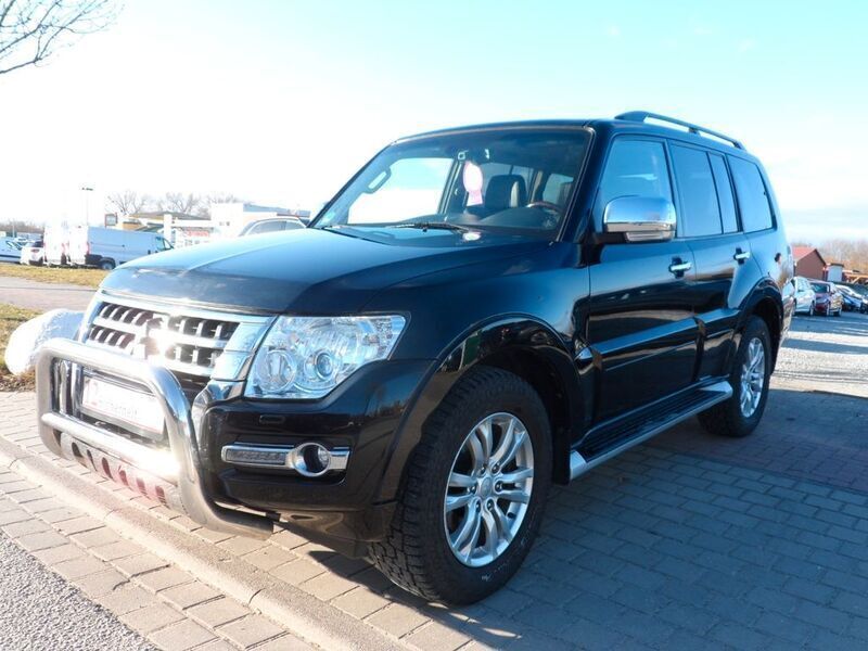 Schwarz Gebraucht 2017 Mitsubishi Pajero Top SUV | 29.500 € (Fairer Preis) - Bild 1/4