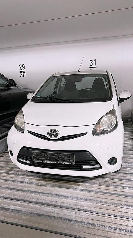 Weiß Gebraucht 2013 Toyota Aygo Kleinwagen | 3.900 € (Fairer Preis) - Bild 1/4