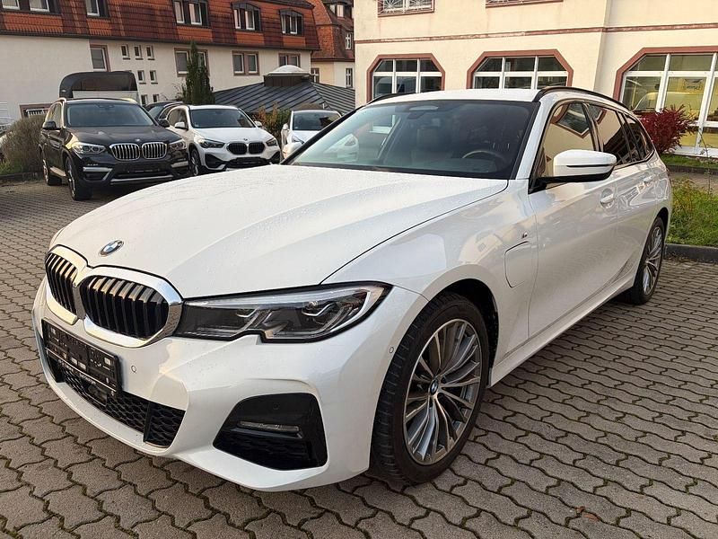Weiß Gebraucht 2020 BMW 330e M Sport Kombi | 25.750 € (Fairer Preis) - Bild 1/4