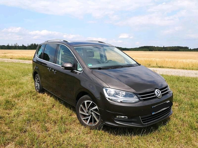 Braun Gebraucht 2018 VW Sharan Comfortline Van / Kleinbus | 17.700 € (Superpreis) - Bild 1/4