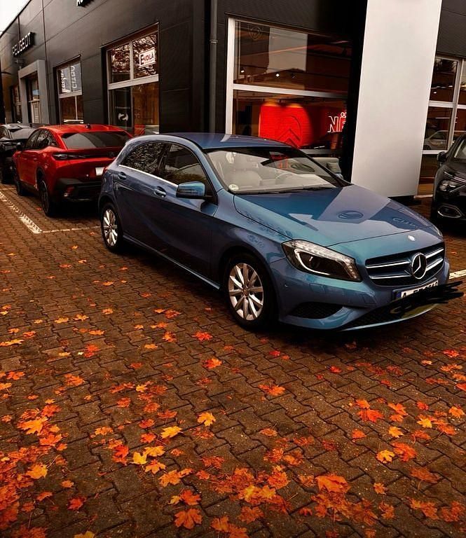 Blau Gebraucht 2012 Mercedes A180 Limousine | 11.000 € (Fairer Preis) - Bild 1/4