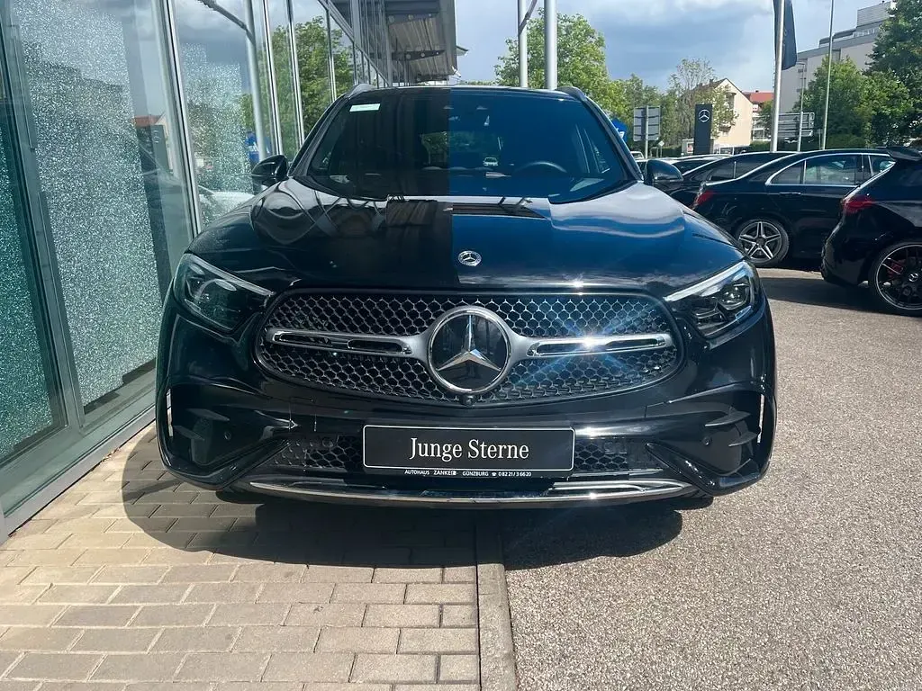 Gebraucht Mercedes GLC300 AMG 269 PS (197 kW) 2024 Obsidianschwarz SUV