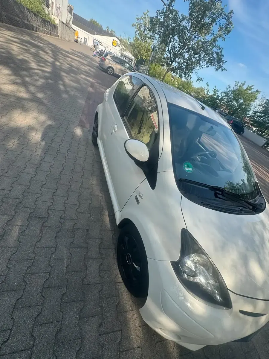 Gebraucht Toyota Aygo 68 PS (50 kW) 2013 Weiß Kleinwagen