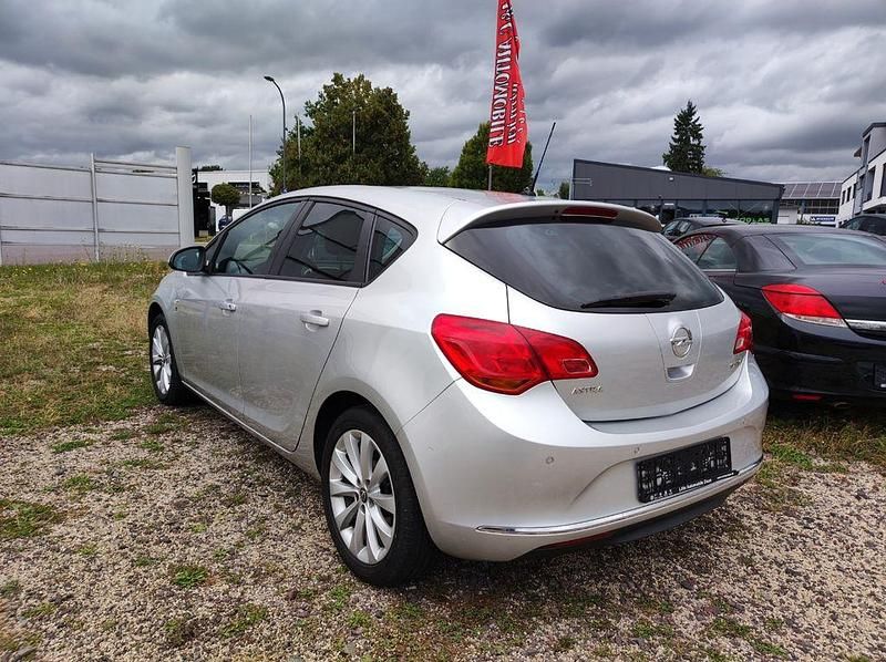 Gebraucht Opel Astra 140 PS (102 kW) 2013 Silber Limousine