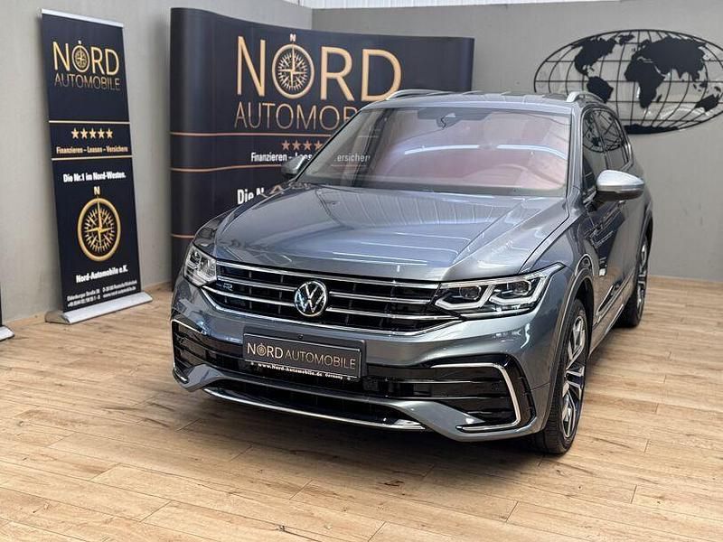 Platinum grey metallic (metallic) Gebraucht 2022 VW Tiguan Allspace R-line SUV | 37.699 € (Fairer Preis) - Bild 1/3