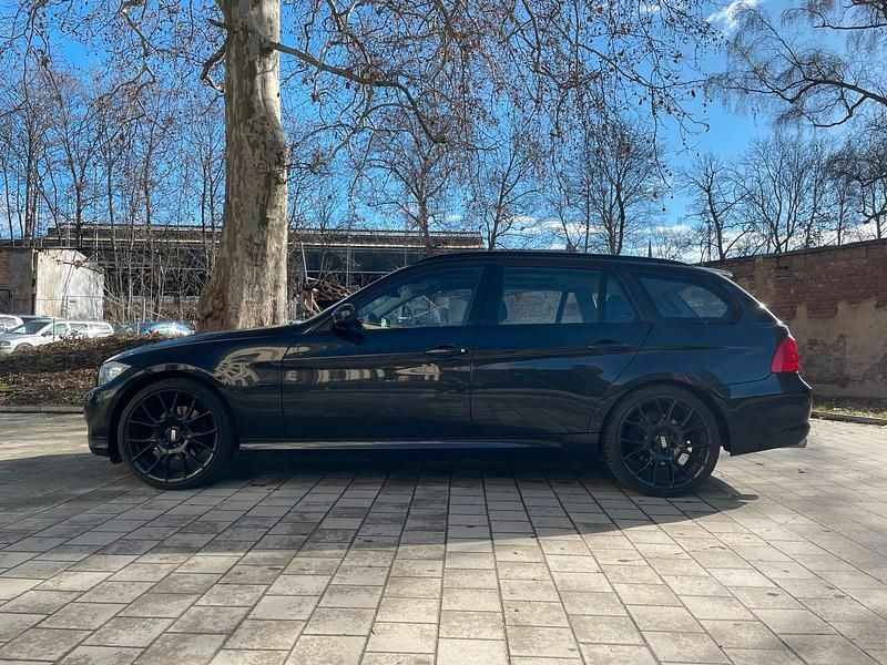 Gebraucht BMW 320 184 PS (135 kW) 2010 Schwarz Kombi