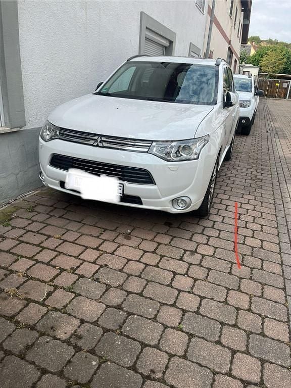 Weiß Gebraucht 2014 Mitsubishi Outlander P-HEV Instyle SUV | 10.490 € (Fairer Preis) - Bild 1/4