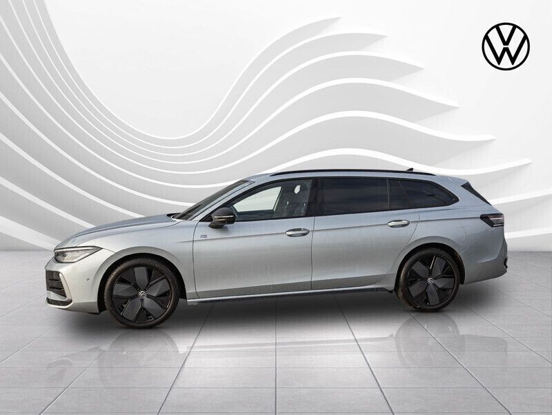 Gebraucht VW Passat R-line 150 PS (110 kW) 2024 Silber (oyster silver metallic) Kombi