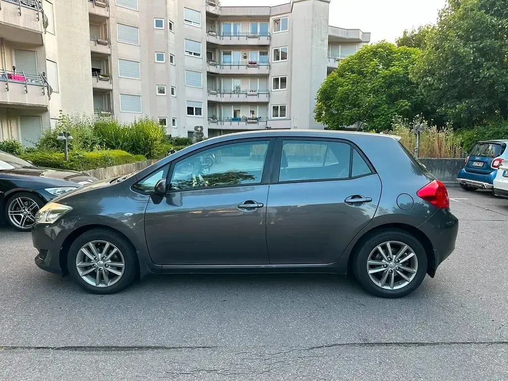 Gebraucht Toyota Auris Life 101 PS (74 kW) 2009 Grau Kleinwagen